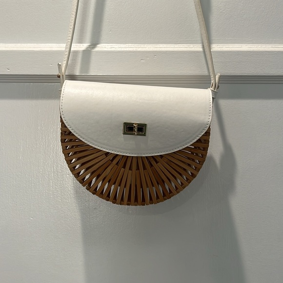 Bamboo and leather crossbody bag. - Picture 6 of 9